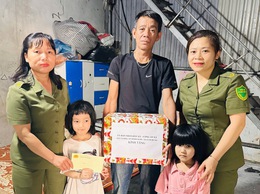 Công an xã Tam Hưng và lực lượng ANCS thăm hỏi, tặng quà thành viên tham gia bảo vệ ANTT và các em nhỏ có hoàn cảnh khó khăn