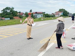 Quốc Oai tăng cường tuyên truyền, xử lý tình trạng phơi thóc, đốt rơm rạ trên đường giao thông