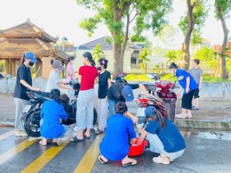 Tuổi trẻ xã Quảng Oai đội nắng gây quỹ chăm lo thiếu nhi khó khăn dịp 1-6