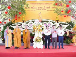 Lãnh đạo xã Hoài Đức tặng hoa chúc mừng Đại lễ Phật đản Phật lịch 2570-Dương lịch 2026