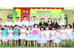 LÃNH ĐẠO XÃ HÁT MÔN THĂM, TẶNG QUÀ THIẾU NHI 1/6 TẠI CÁC TRƯỜNG MẦM NON TRÊN ĐỊA BÀN