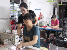 Người phụ nữ thắp sáng niềm nin từ những đường kim mũi chỉ.