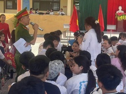 CÔNG AN XÃ PHƯỢNG DỰC TUYÊN TRUYỀN PHÒNG, CHỐNG BẠO LỰC HỌC ĐƯỜNG TẠI TRƯỜNG THCS VĂN HOÀNG