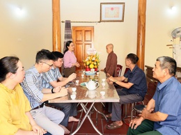 Đồng chí Lê Thị Chính - Ủy viên Ban thường vụ Đảng ủy, Chủ tịch Ủy ban MTTQ Việt Nam xã Quảng Bị chúc mừng Đại lễ Phật đản Phật lịch 2570
