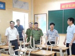 Đồng chí Phó Chủ tịch Thường trực UBND xã kiểm tra công tác tổ chức kỳ thi vào lớp 10 trên địa bàn xã 