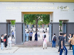 Thí sinh tại điểm thi Trường THPT Lý Tử Tấn làm thủ tục dự thi vào lớp 10 THPT công lập