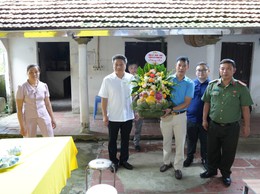 Lãnh đạo xã Thanh Oai thăm, chúc mừng các cơ sở Phật giáo nhân dịp Đại lễ Phật đản năm 2026