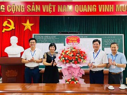 Phúc Thọ thăm, động viên cán bộ coi thi tại Điểm thi THCS Long Xuyên
