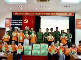 Cụm thi đua số 19 tổ chức chương trình trao quà cho thiếu nhi tại Làng Hữu nghị Việt Nam nhân dịp Quốc tế Thiếu nhi 1/6