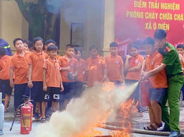 Xã Ô Diên tổ chức hoạt động trải nghiệm phòng cháy chữa cháy, cứu nạn cứu hộ và phòng chống đuối nước cho học sinh