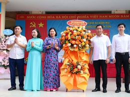Đồng chí Chủ tịch UBND xã Nguyễn Anh Đức tặng hoa chúc mừng thầy và trò trường Tiểu học Thủy Xuân Tiên trong lễ tổng kết năm học 2025 - 2026
