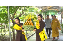 Các đồng chí lãnh đạo xã Hương Sơn thăm, chúc mừng Đại lễ Phật đản Phật lịch 2570 tại chùa Quán Âm