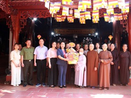 Đồng chí Phó bí thư Thường trực Đảng uỷ phường thăm, chúc mừng ngày Lễ Phật đản