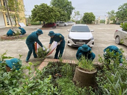 Ban Chỉ huy Quân sự xã ra quân vệ sinh môi trường, chỉnh trang tuyến đường 417