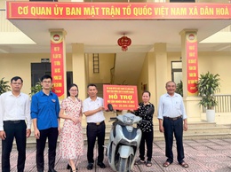 MTTQ xã Dân Hoà trao xe máy hỗ trợ sinh kế cho hộ cận nghèo có hoàn cảnh đặc biệt khó khăn