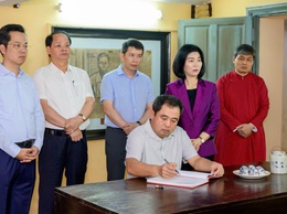 ĐOÀN ĐẠI BIỂU THÀNH ỦY – HĐND – UBND – UBMTTQ VIỆT NAM THÀNH PHỐ HÀ NỘI DÂNG HƯƠNG TƯỞNG NIỆM 122 NĂM NGÀY SINH ĐỒNG CHÍ TRẦN PHÚ