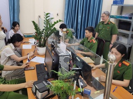 Công an xã Phú Nghĩa làm việc xuyên kỳ nghỉ lễ phục vụ cấp căn cước và định danh điện tử mức độ 2 cho công dân từ 6 đến 14 tuổi 