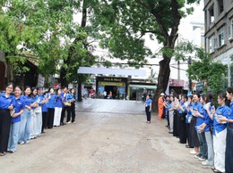 Tuổi trẻ xã Quảng Bị tếp sức mùa thi tuyển sinh vào lớp 10 THPT năm học 2025 -2026 tại điểm thi trường THPT Chúc Động
