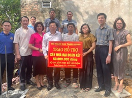 HỘI NGƯỜI CON THÁNH GIÓNG TRAO HỖ TRỢ 50 TRIỆU ĐỒNG XÂY DỰNG NHÀ ĐẠI ĐOÀN KẾT CHO HỘ CẬN NGHÈO THÔN THẠCH LỖI, XÃ NỘI BÀI