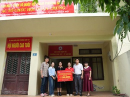 PHƯỜNG SƠN TÂY TRAO HỖ TRỢ SINH KẾ BỀN VỮNG CHO 4 HỘ GIA ĐÌNH CÓ HOÀN CẢNH KHÓ KHĂN