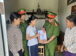Công an xã Tam Hưng động viên học sinh có hoàn cảnh khó khăn trước kỳ thi vào lớp 10 
