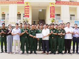 LÃNH ĐẠO XÃ ỨNG HÒA THĂM, ĐỘNG VIÊN TÂN BINH TẠI CÁC ĐƠN VỊ HUẤN LUYỆN.