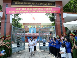 Gần 1.000 thí sinh thi tại 2 điểm thi trên địa bàn xã Xuân Mai hân hoan ra về sau ngày thi đầu tiên