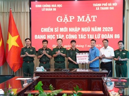 Xã Thanh Oai thăm, động viên chiến sĩ mới nhập ngũ năm 2026