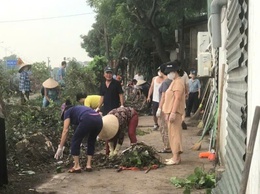 Phụ nữ thôn 1 Vĩnh Quỳnh tích cực tham gia vệ sinh môi trường, chỉnh trang cảnh quan