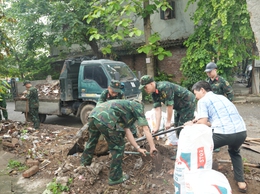 SƠN TÂY ĐỒNG LOẠT RA QUÂN TỔNG VỆ SINH MÔI TRƯỜNG, XỬ LÝ CÁC ĐIỂM TỒN ĐỌNG RÁC THẢI TRÊN TUYẾN QUỐC LỘ 32