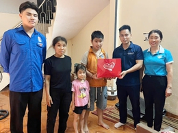 Tổ dân phố 16 thăm hỏi, tặng quà trẻ em có hoàn cảnh khó khăn nhân Ngày Quốc tế Thiếu nhi 1/6