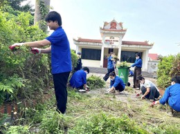Ra quân tổng vệ sinh khuôn viên Đài tưởng niệm liệt sĩ Dương Quang