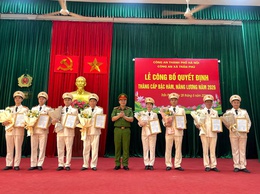 Công an xã Trần Phú: tổ chức Lễ công bố Quyết định thăng cấp bậc hàm, nâng bậc lương và chuyển diện bố trí cán bộ năm 2026