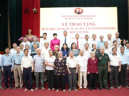 An Khánh: 34 đảng viên được trao tặng Huy hiệu Đảng đợt 19/5