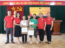 Hội Chữ thập đỏ xã An Khánh thăm, tặng quà 14 người yếu thế và trẻ em có hoàn cảnh khó khăn trên địa bàn xã
