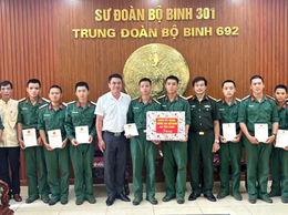 Xã Yên Lãng thăm, động viên tân binh đang huấn luyện tại các đơn vị quân đội