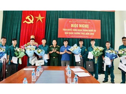 Trao quyết định hoàn thành nghĩa vụ tham gia dân quân thường trực năm 2026