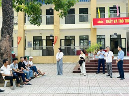 Lãnh đạo xã Quảng Bị động viên phụ huynh trong ngày thi cuối cùng kỳ thi tuyển sinh vào lớp 10 THPT