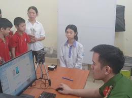 Công an xã Chuyên Mỹ định danh điện tử cho học sinh xuyên kỳ nghỉ lễ