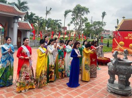 Đoàn Nữ Đại sứ Du lịch Làng nghề Hà Nội dâng hương tại Khu lưu niệm Trưởng ban Thường trực Quốc hội Bùi Bằng Đoàn