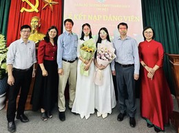 ĐẢNG BỘ TRƯỜNG TRUNG HỌC PHỔ THÔNG THANH OAI B KẾT NẠP 02 ĐẢNG VIÊN LÀ HỌC SINH