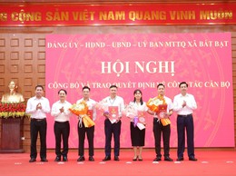 Đảng ủy, UBND xã Bất Bạt trao quyết định bổ nhiệm, cán bộ, công chức, viên chức