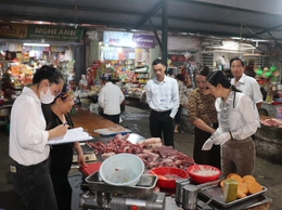 Phú Xuyên đẩy mạnh kiểm tra, nâng cao ý thức an toàn thực phẩm cho tiểu thương