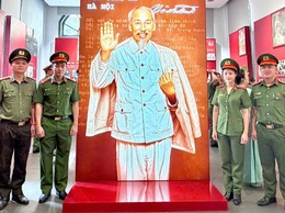 Công an phường Yên Sở tham quan, học tập sinh hoạt chính trị và hưởng ứng Ngày Sách, Văn hóa đọc Việt Nam năm 2026