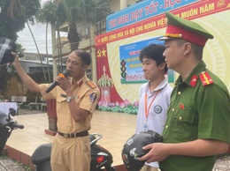 Tuyên truyền, phổ biến pháp luật ATGT và hướng dẫn kỹ năng lái xe an toàn cho học sinh Trung tâm Giáo dục nghề nghiệp- Giáo dục thường xuyên Gia Lâm
