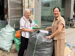 Thu gom phế liệu, phụ nữ Tây Hồ gây quỹ giúp người khó khăn