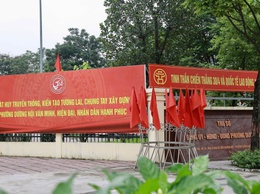PHƯỜNG DƯƠNG NỘI RỰC RỠ CỜ HOA ĐÓN LỄ 30/4 VÀ QUỐC TẾ LAO ĐỘNG 1/5