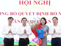 XÃ ỨNG HÒA CÔNG BỐ QUYẾT ĐỊNH BỔ NHIỆM TRƯỞNG PHÒNG KINH TẾ