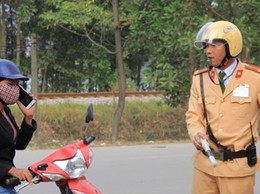 Mức phạt lỗi dùng điện thoại khi lái xe mới nhất 2026 đối với tất cả các loại xe, tài xế chú ý