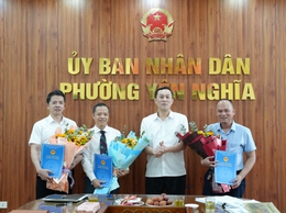 Phường Yên Nghĩa công bố và trao quyết định về công tác cán bộ
